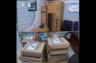 Paket doorprice Jalan Sehat Retorasi Bareng Anies Baswedan menumpuk di Kantor NasDem Sumbar, Minggu 4 Desember 2022 dibagikan di Danau Cimpago Purus. (sis) 