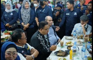 Capres deklarasi Partai NasDem di Padang Panjang dimanjakan dengan kuliner khas minang seperti Sekotang, ma'nyos, Sabtu 3 Desember 2022 malam. (dok) Anies Baswedan bersama pimpinan Partai NasDem mulai dari pusat hingga daerah nikmati jajanan di Pasar Kuli