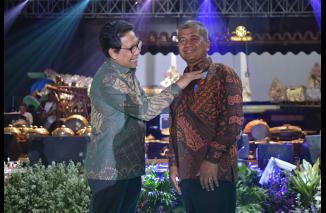 Amasrul terima Lencana Satya Abdi Inovasi dari Menteri Desa PDT RI, Jum'at 2 Desember 2022 di Jakarta. (cok) 