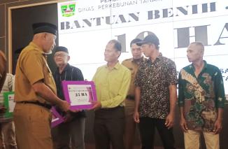 Gubenur Sumbar Mahyeldi bagikan bantuan benih padi dan jagung senilai Rp 19 miliat kepada kelompok tani se Sumbar, Selasa 6 Desember 2022. (sis) 