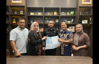 Ketia BPPD Sumbar teken MoU demgan Wardah disakaikan Wagub Audy, Kamis 8 Desember 2022 di Kantor Gubernur Sumbar. (sis) 