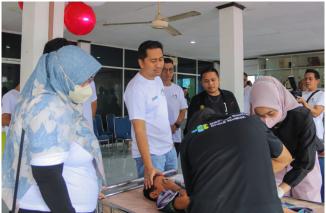 Aksi bersih sampah plastik di sepanjang pantai padang dan khitanan massal digelar dalam rangka HUT 65 PT Pertamina, Sabtu 10 Desember 2022 di Padang. (cok) 