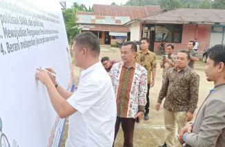 Benny Aziz teken baliho tanda resminya Nagari Bukik Limbuku sebagai Kampung Pengawas Pemilu 2024, politik uang makin terjepit nih, Rabu 14 Desember 2022.  (sis) 