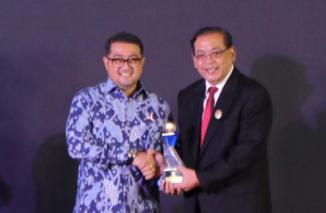 Sekjen Partai Demokrat  atas nama Ketum AHY terima piala INFORMATIF pada Anugerah KI Pusat Republik Indonesia, Rabu 14/12-2022 di Tangerang. (dok) 