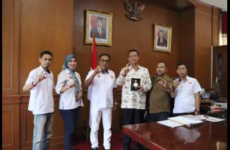 Genius Umar terima BUKA Award 2022 dari PJKIP Sumbar diserahkan Novrianto disaksikan Komisioner KI Sumbar Adrian Tuswandi di ruang kerja Wako Pariaman, Kamis 15 Desember 2022. (cop) 