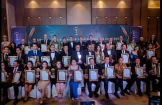 Penerima IATA Awards foro bersama dengan Menparekraf Sandiaga Uno pada malam anugerah, Sabtu 17/12-2022 di Jakarta. (dok) Dirut PT Balairung Citrajaya Sumbar Buchari Bachter (kanan) kompak dengan Sandiaga Uno (kiti) pada malam Anugerah IATA Awards, Sabtu 
