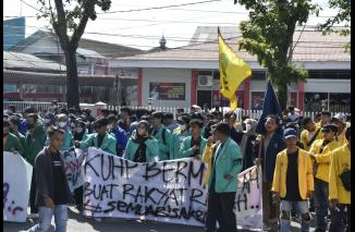 Ratusan aktifis tergabung pada BEM SI demonstrasj tolak sahnya RUU KUHP, pereakolan sempat
 berdialog via video call dengan Ketua DPRD Sumbar Supardi, Selasa 20/12-2022 (ck) 