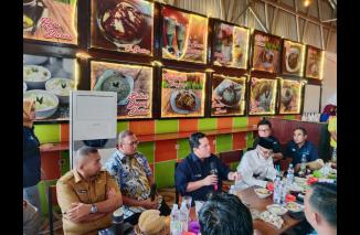 Erick Thohir santap durian di Rajo Durian By Pass Padang, puji Andre Rosiade, Dojy Oskaria dan Khairul Jasmi, Selasa 20/12-2022. (ck) 