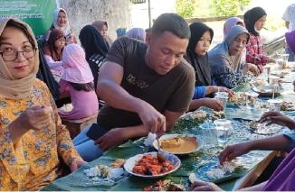 Makan Balapak penih nikmat dan rahmat,  Jumat barokah di JBB Amal Salih. (sdlh) 