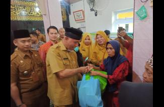 Gubernur Sumbar Mahyeldi serahkan 200 paket bantuan Holtikultura kepada masyarakat Lubuk Basung Kabupaten Agam, Senin 26 Desember 2022. (sis) 