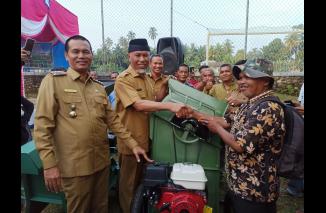 Kompak, Mahyeldi-Genius Uakr serahkan alsintan kepada petani di Sikapak Pariaman, Senin 26 Desember 2022. (sis) 