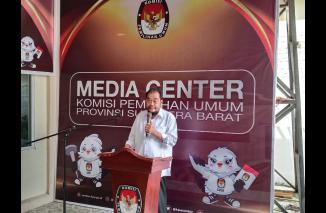 H Leonardy Harmainy serahkan dukungan untuk maju lagi ke DPD RI pada Pemilu 2024. (ck) 
