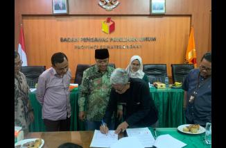 Kadis Arsip dan Perpustakaan Novrial tekan MoU arsip dengan Ketua Bawaslu Sumbar Alni, Jumat 23 Desember 2022, di Jalan Pramuka Kota Padang. (ck) 
