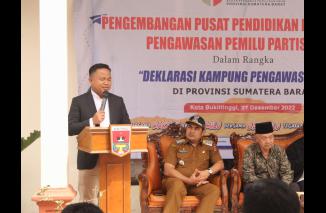 Khadafi, Komisioner Bawaslu Sumbar deklarasikan Kampung Oengawas Pemilu di Kelurahan Garegeh Bukittinggi, Selasa 27 Desember 2022. (ck) 