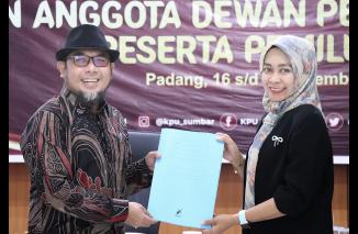 Arif Yumardi serahkan berkas Calon DPD RI ke Ketua KPU Sumbar, Kamis 29 Desember 2022. (grp) 