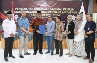 Irfendi Arbi serahkan berkas prndaftaran Calon DPD RI ke KPU Sumbar, Kamis 29/12-2022.(grp) 