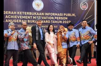 HM Nurnas (dua dari kiri) bersama Komisoner Pusat dan Komisioner KI Pusat pad AKIP Sumbar 2022, Senin 12 Desember 2022. (grp) 