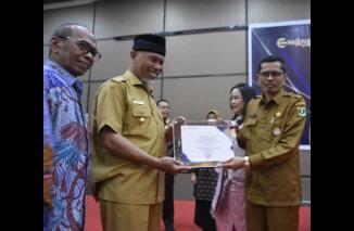Sekwan DPRD Sumbar Raflis (kanan) terima sertifikat informatif KI Sumbar diserahkan Gubernur Mahyeldi (tengah) didampingi Anggota DPRD HM Nurnas (kiri), Senin 12 Desember 2022 di AKIP hmTruntum Hotel Padang. (grp) 