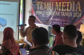 Adiak, Komisioner KPU Sumbar gelar temu media terkait Parpol peserta dan penetapan nomor urut oleh KPU RI, Sabtu 17 Desember 2022 di Kota Padang. (ndri) 