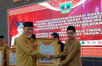 Paten, Sekwan Raflis dalan 15 hari dua kali disalami Mahyeldi atas prestasi kerjanya, Selasa 27 Desember 2022 menjadi OPD Inovatif. (ck) 