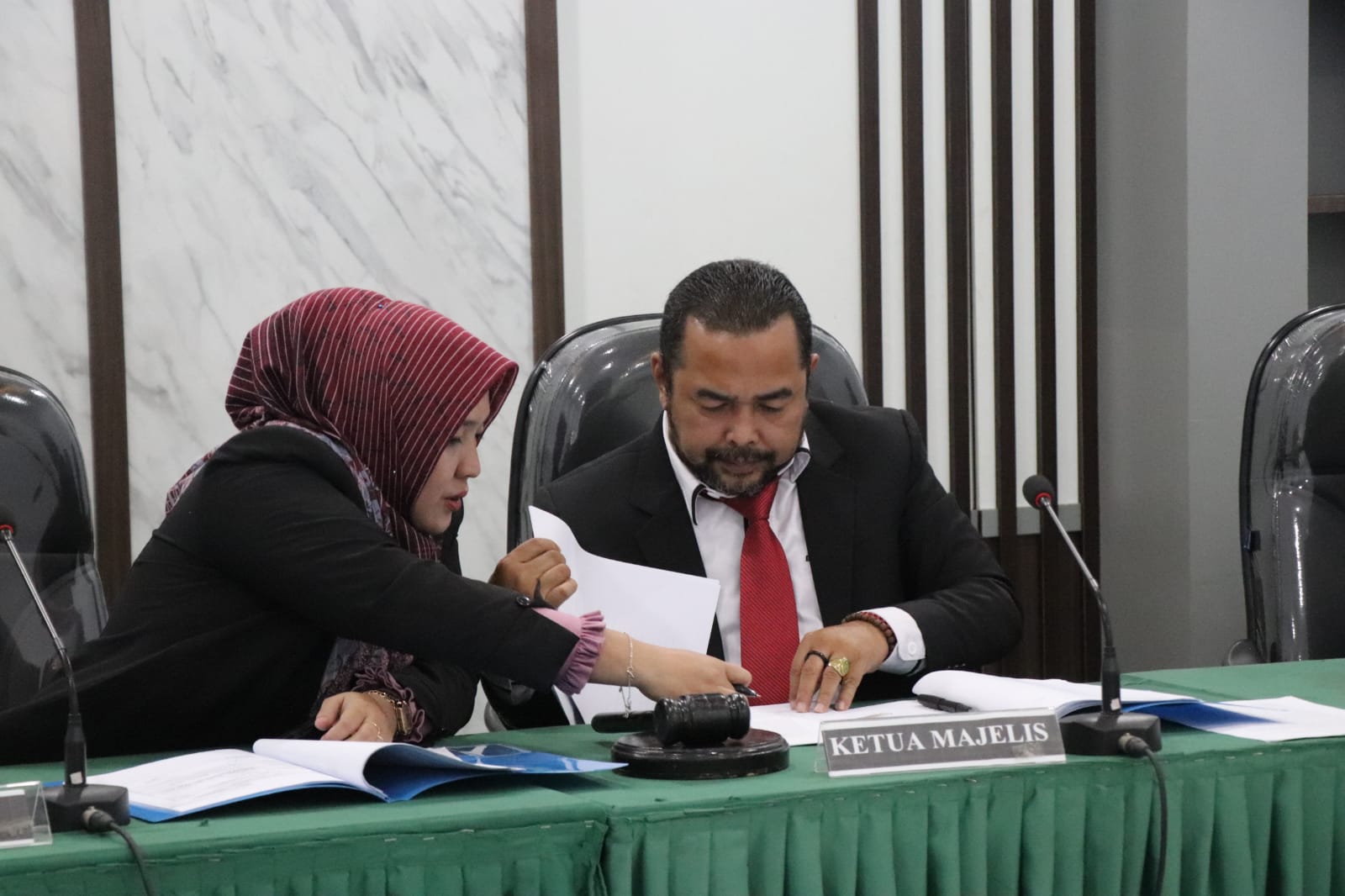 KISB gelar sidang sengketa informasi publik perdana di 2023, Kamis 5/1-2023 di ruang sidang Komisi Informasi Sumbar. (grp)