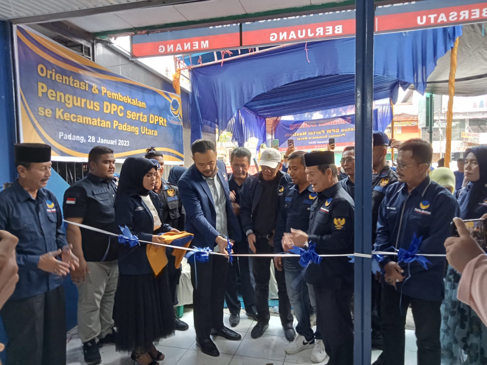 Ketua DPW Partai NasDem Sumbar Fadly Amran didampingi Ketua DPD Partai NasDem Kota Padang Osman Ayub dan Ketua DPC Partai NasDem Kecamatan Padang Utara Andri Utama menggunting pita tanda peresmian kantor DPC Partai NasDem Kecamatan Padang Utara Kota Padan