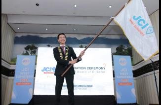 Ibrahim Irwan Prayitno kibarkan bendera JCI pada Inaugurasi JCI West Sumatra, Sabtu 15 Januari 2023.(dok) 