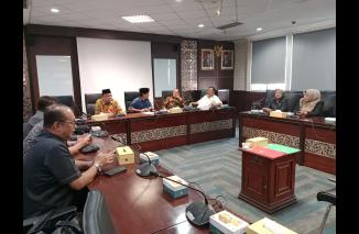 Dibuka Suwirpen, hari ini dan Jumat, Komisi I gelar uji kelayakan dan kepatutan 15 nama Calon Komisioner Komisi Infornasi Sumbar. (cok) 