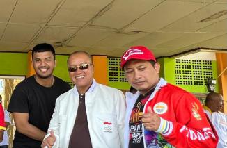 Mengejutka  dua atlet emas Sumbar dari Pengprov PASI akhirnya pindah ke provinsi lain, Kamis 19/1-2023. Momen saat S Budi Syukur (tengah) dengan Rafika dan Fauma. (dok) 