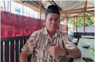 Yong Hendri beikan berkas dukungan jadi Calon DPD RI, Minggu 21/1-2023. Jadi DPD tekadnya menjadikan nagari dan desa sebagai daeah istimewa. (ck) 