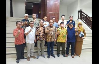 Ketua DPRD Sumbar Supardi (tengah bawah) merespon DKP PWI Sumbar buka hotline pengaduan publik, Selasa 24/3-2023 saat audiensi PWI ke Ketua DPRD Sumbar. (dok) 