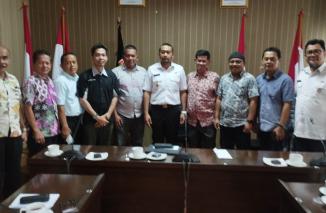Wagub Sumbar Audy Joinaldy dan Ketua PWI.Sumbar Basril Basyar beserta jajarannya,melakukan sesi foto bersama seusai audiensi di ruang pertemuan wagub di Lantai2 Kantor Gubernur Sumbar, Jl Jend Sudirman Padang, Rabu 25 Januari 2023 (dok) 
