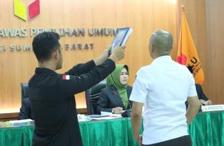 Saksi Terlapor Rahman disumpah pada sidang laporan Balon DPD RI Devi. (mel) 