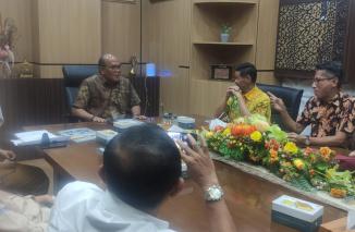 Ketua DPRD Sumbar Supardi temui PWI dan DK Provinsi PWI Sumbar, Selasa 24/1-2023 di ruang sidang pimpinan DPRD Sumbar. (ndri) 
