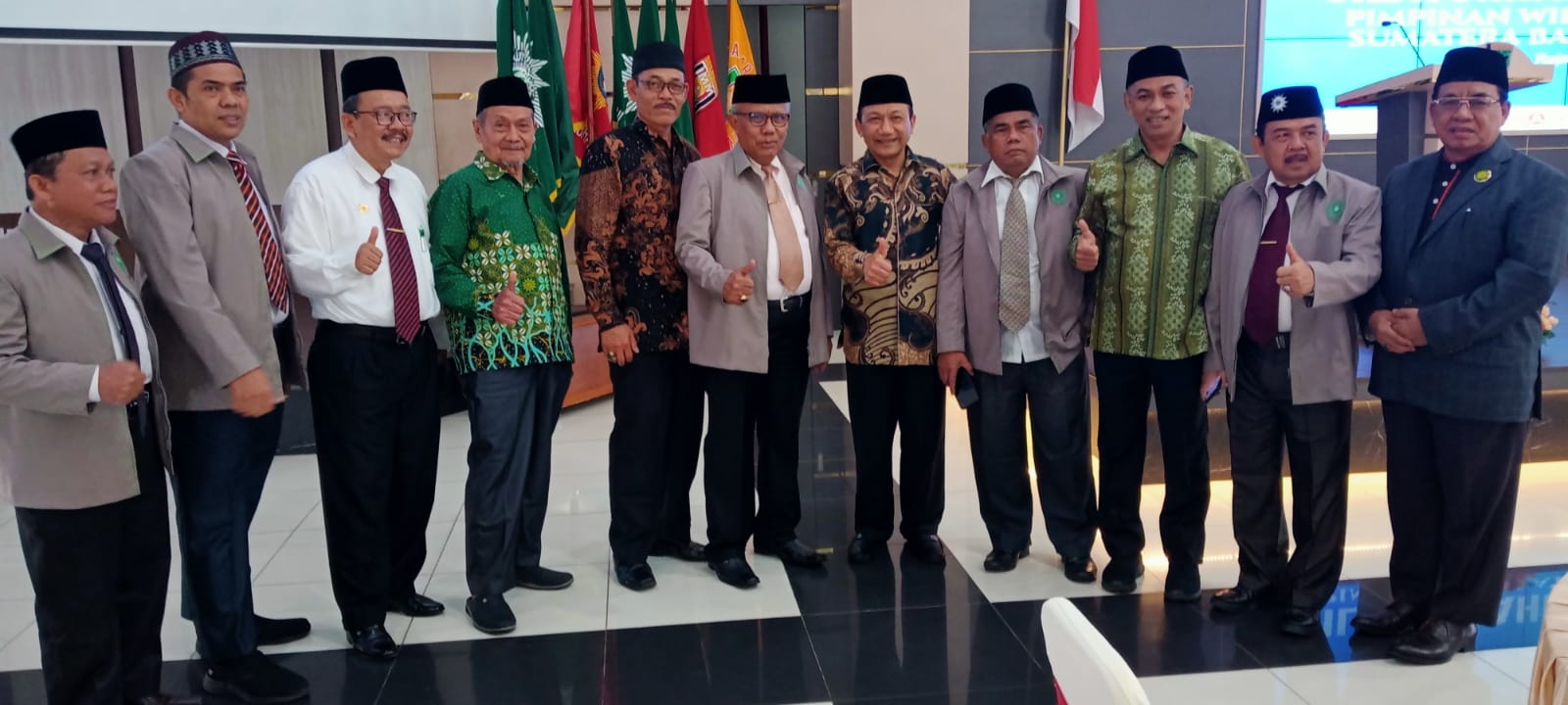 Taslim (3 dsri kanan) ucapan selamat kepada Pengurus Muhammadiiyah 2022-2027, dilantik Minggu 12/3-2023 di Auditorium Istana Gubernur Sumbar. (dok)
