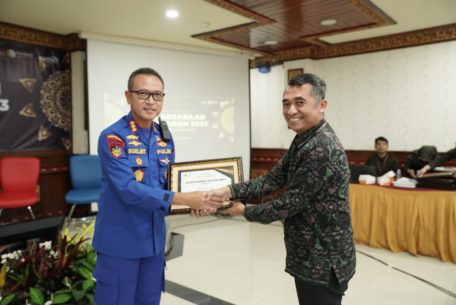 Kombespol Soelistijono, Dirpolairud Polda Bali, menerima piagam penghargaan peringkat ketiga dari KPPN Denpasar, Bali, Selasa, 14 Februari 2023. (ck) 