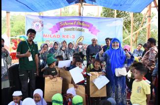 Hj Nevi Zuairina beri motivasi dan bantu materi pada Kejuraan Panjat Tebing di Sungai Janiah Baso Agam. (ck) 