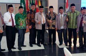 Taslim (3 dsri kanan) ucapan selamat kepada Pengurus Muhammadiiyah 2022-2027, dilantik Minggu 12/3-2023 di Auditorium Istana Gubernur Sumbar. (dok) 