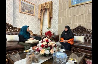 Harnelly Bahar dialog tentang adanya KPAI Sumbar sudah emergenc dengan anggota PWI Sumbar dan JPS Mona Sisca, Selasa 21/2-2023 di kediamannya Istana Gubernur Sumbar. (sis) 