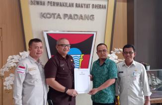 Sekdako Padang Andree Algamar (tengah kiri) serahkan surat Wako Padang kepada Sekwan DPRD Padang Hendrizal Azhar (tengah kanan) terkait nama Cawawako Padang, Kamis 23/2-2023. (ck) 