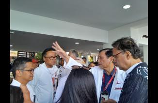 Donny Oskaria (kiri-kacamata) tengah dengar arahan LBP (kanan) di lokasi F1 PowerBoat Championship 2023, Jumat 24/2-2023 Balige, Toba Sumut. (han) 