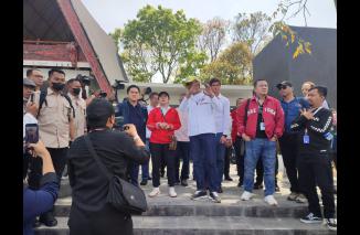 Donny Oskaria bersama Erick Thohir dan Puan Maharani di arena F1 PowerBoat 2023 di Balige Toba Sumatera Utara. (adr) 
