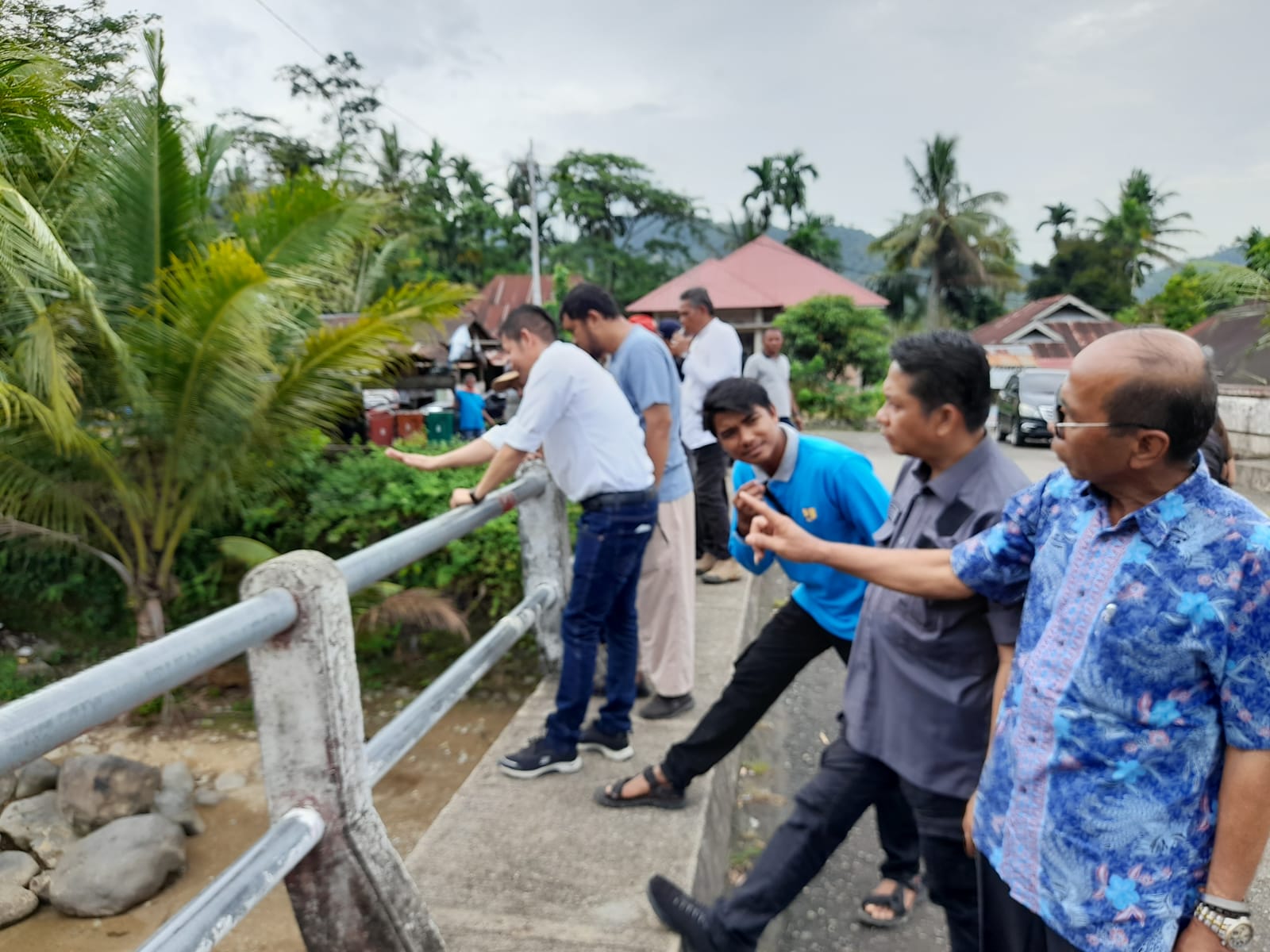 HM Nurnas dan Evi Yandri, Anggota Komisi IV DPR RI turun ke lapangan cek mangkrak proyek normalisasi 3 sungai di Padang, Jumat 10/3-2023. (ndri) HM Nurnas berdialog dengan dinas terkait soal kelanjutan normalisasi 3 sungai terganjal kewenangan, Jumat 10/3
