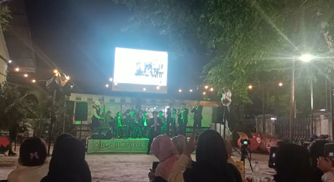 Penampilan menghentak pemvacaan puisi di peringatan Hari Musik. Nasional di Kupi Batigo Cafe Kota Padang, Kamis 9 Maret 2023. (dri) 