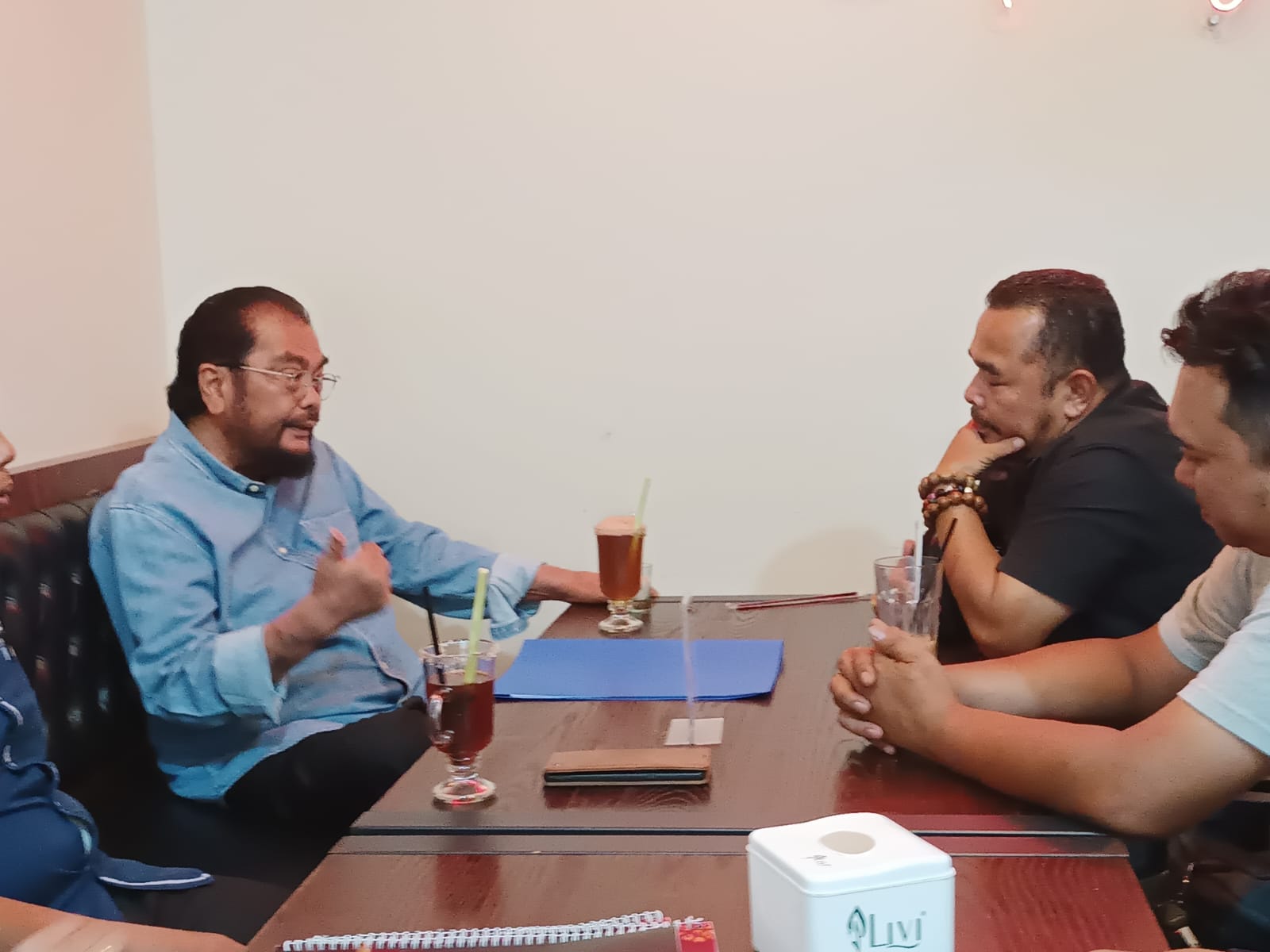 Ketua Dewan Pembina JPS Leonardy Harmainy berdiskusi denga Ketua JPS Adrian Tuswandi,  Senin 13 Maret 2023 di Clayton Cafe Padang. (zul) 