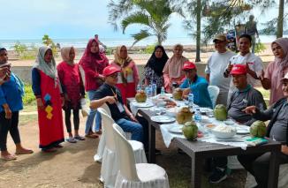 Suasana dua chef hebat ajari emak-emak bikin seaffod di Pantai Air Manis yang sebentar lagi menjadi wahana candle light dinner seperti Jimbaran Bali, Sabtu 4 Maret 2023. (sis) 