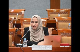 Pakar Pariwisata UNAND Sari Lenggogeni beri masukan pendalaman tentang Revisi UU Kepariwisataan di Pania Komisi X, Senin 7/3-2023. (dri) 