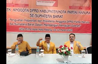 Hanura siap menang dengan hati nurani, (ki-ka) Sondri, Zulfadri dan Febrinaldi. di Bimtek DPRD Kota dan Kabupaten se Sumbar di Whiz Hotel, Jumat 10/3-2023.(ck) 