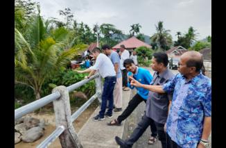 HM Nurnas dan Evi Yandri, Anggota Komisi IV DPR RI turun ke lapangan cek mangkrak proyek normalisasi 3 sungai di Padang, Jumat 10/3-2023. (ndri) HM Nurnas berdialog dengan dinas terkait soal kelanjutan normalisasi 3 sungai terganjal kewenangan, Jumat 10/3