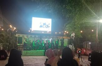 Penampilan menghentak pemvacaan puisi di peringatan Hari Musik. Nasional di Kupi Batigo Cafe Kota Padang, Kamis 9 Maret 2023. (dri) 